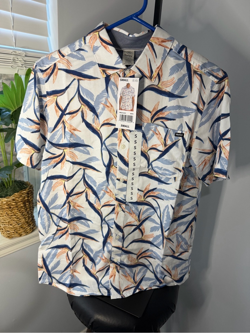 Hurley Men’s Light Blue Tropical Print Short-Sleeve Button-Down Shirt